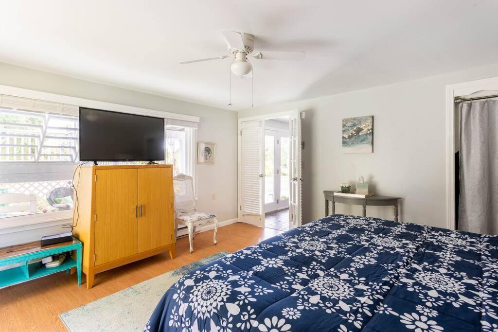 הוילה גרוטון Unique Retreat With Private Patio, 4 King Beds And Bbq מראה חיצוני תמונה